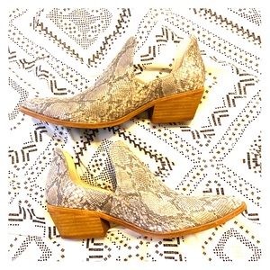 Chinese laundry Snake cut out booties